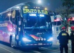 Balean bus de Cruz del Sur en San Borja cuando salía rumbo a Ica